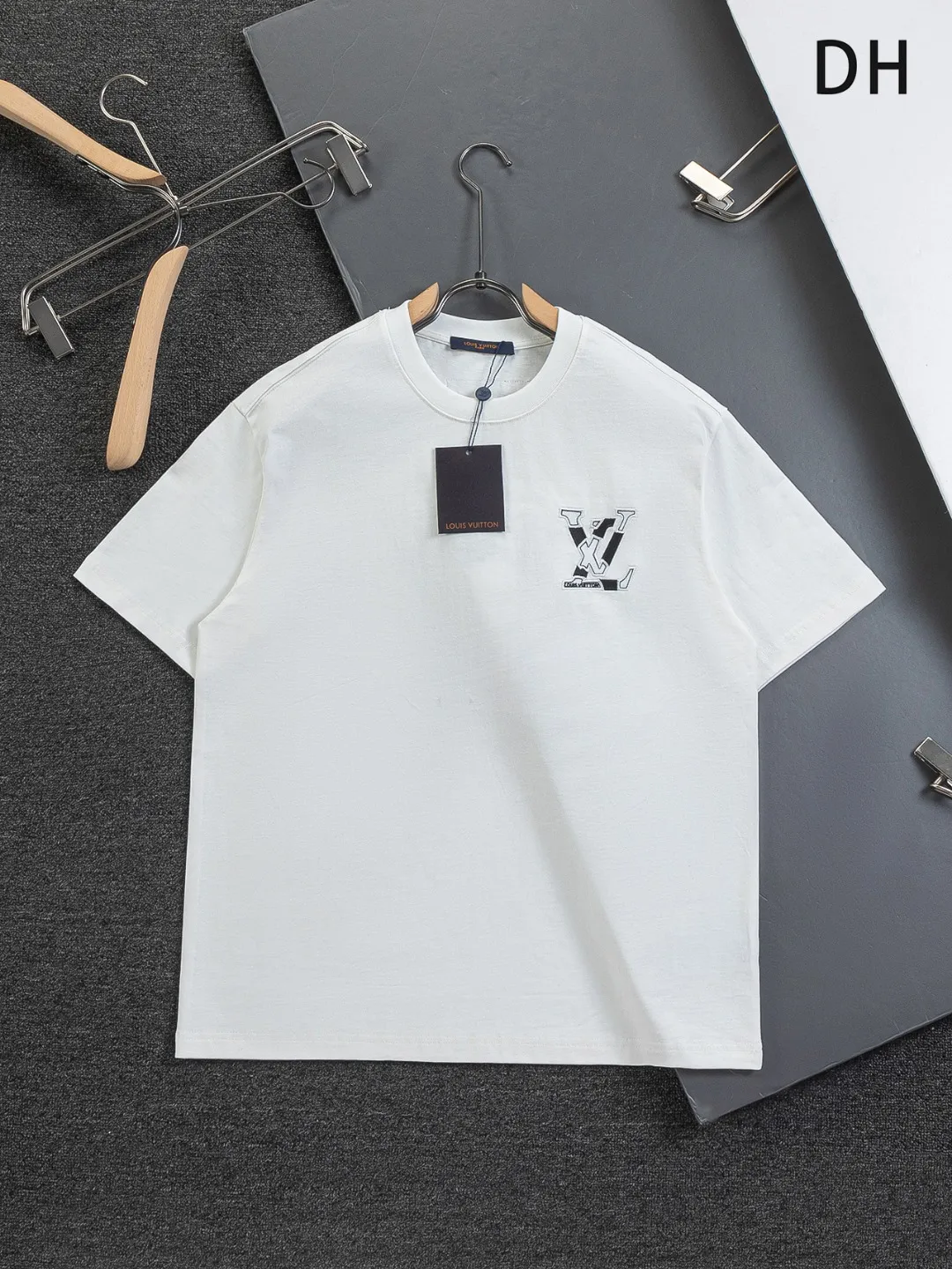 🅿️190 Louis Vuitton 1V LV lv slightly wide version S-XL LV 26ss new products are available at the counter simultaneously. Multiple craftsmanship. Chest patch letter 🪡 embroidery. Back patch letter large logo 🪡 embroidery. Round neck short-sleeved T-shirt, same style for men and women! Consigned to one-to-one creation. Synchronized with the official website, pure cotton fabrics at the counter! It is close to the skin and comfortable, durable and easy to wear. It has a classic and simple logo design and meticulous original craftsmanship. Short-sleeves, a must-have item for men, do not appear to be the same for the general public, but must be unique and eye-catching. This LV short-sleeve is all about quality, comfort, the same shape and fashion as always, including fabrics and cutting techniques. All of them have been made with great effort! 320 grams of washed pure cotton fabric, pure cotton is breathable, very refreshing and comfortable for daily wear. The rib knitting on the neckline is smooth and tight, and the neckline will not be skewed if you toss it at will. The loose version, you will find that it looks really good on the upper body. The overall is minimalist and neat, super versatile for daily use! Pair it casually with a pair of pants for a youthful look. A T-shirt will make your outfit crazy. It is a fashionable item that can never go wrong! Color: Black White Size: S-XL Size chart: S: Shoulder width 50-Bust 56-Length 70 M: Shoulder width 52-Bust 57-Length 72 L: Shoulder width 54-Bust 59-Length 74 XL: Shoulder width 56-Bust 62-Length 76